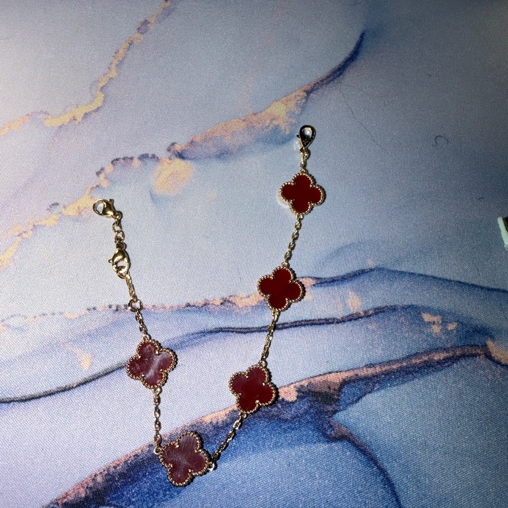 Gold-Tone Bracelet with Red Clover Motifs - Picture 5 of 9